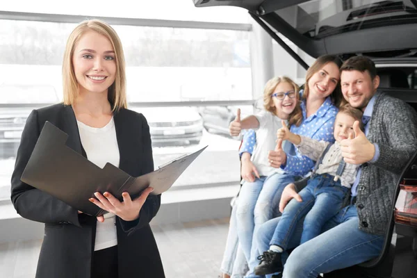 Vista frontal de negociante de carro feminino mantendo contrato em mãos — Fotografia de Stock