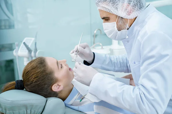 Estomatólogo prevenir la caries de los pacientes dientes . — Foto de Stock