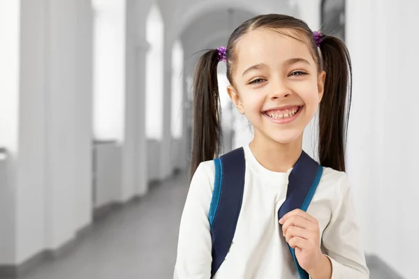 笑顔女子高生ポーズで学校の廊下. — ストック写真