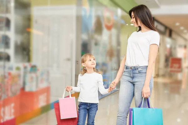 Madre e hija yendo al centro comercial y comprando juntas — Foto de Stock