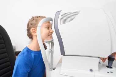 Göz teçhizatı ile göz görüşünü kontrol eden kız