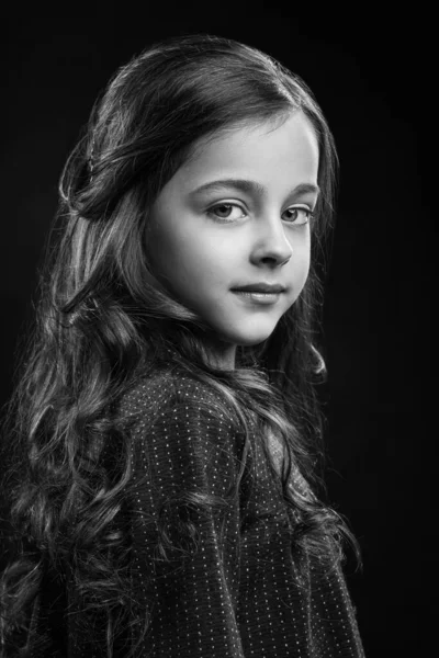 Retrato de menina encantadora em vestido posando em estúdio — Fotografia de Stock