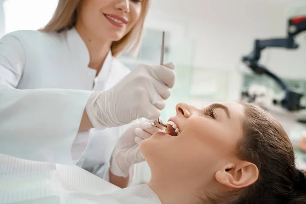 Счастливая женщина лечит зубы в стоматологии . — стоковое фото