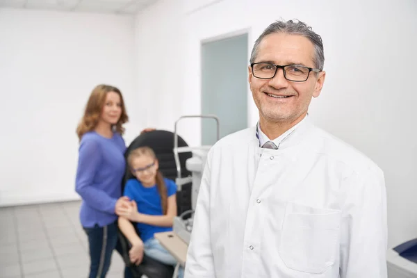 Homme oculiste qualifié en lunettes regardant la caméra — Photo