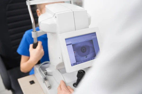 Enfoque selectivo de la máquina para comprobar la vista en la clínica — Foto de Stock