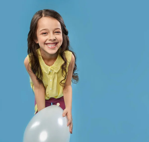 Любимая девушка, играющая с воздушным шаром и расслабляющая — стоковое фото