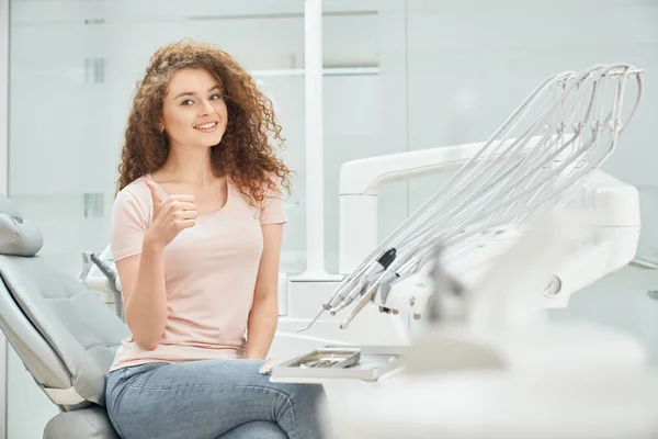 Hermosa paciente femenina visitando el consultorio dental — Foto de Stock