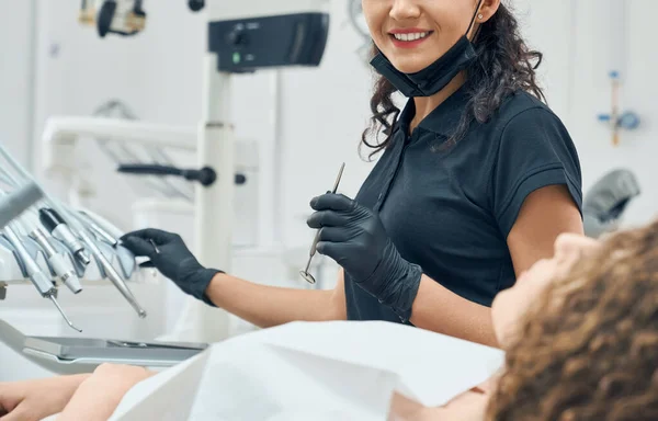 Ausgeschnittene Ansicht des Zahnarztes, der mit professionellen Geräten arbeitet — Stockfoto