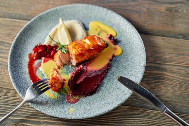 Lokantada soslu somon bifteği..