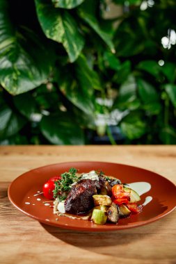 Ördek bifteği ve ızgara sebze.