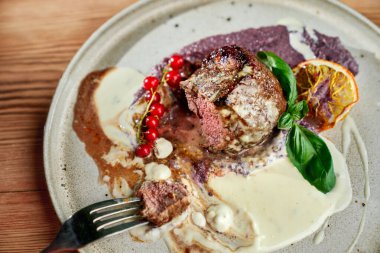 Restoranda ördek rostosu.