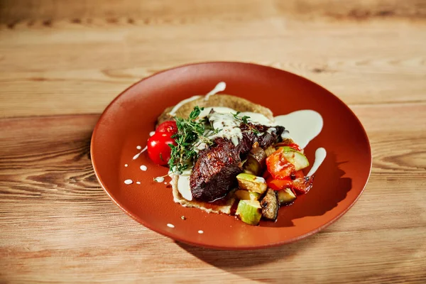 Filete de pato y verduras a la parrilla . — Foto de Stock