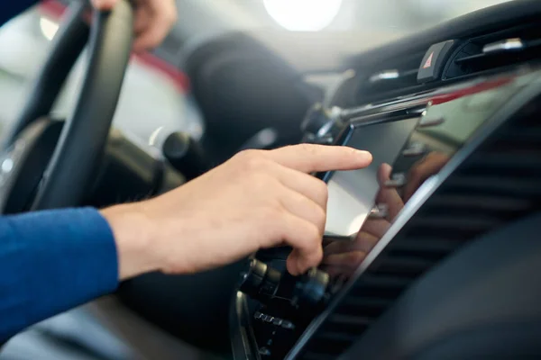 Mano masculina tocando el panel sensor del coche . —  Fotos de Stock