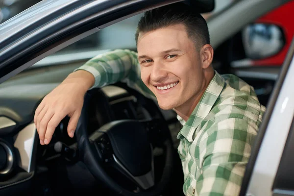 Le hapy man i bil i återförsäljare. — Stockfoto