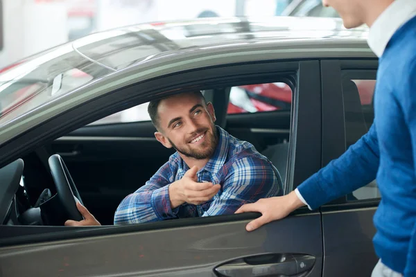 Vendedor de coches y el cliente apretón de manos en concesionario de coches . — Foto de Stock