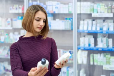 Eczanede tıbbi ürünleri seçen kadın.