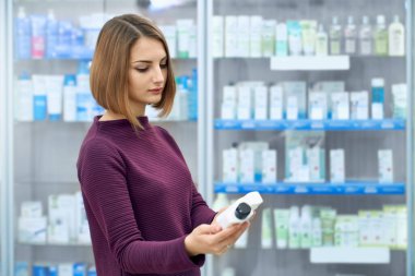 Eczanede tıbbi ürünler seçen kadın müşteri.