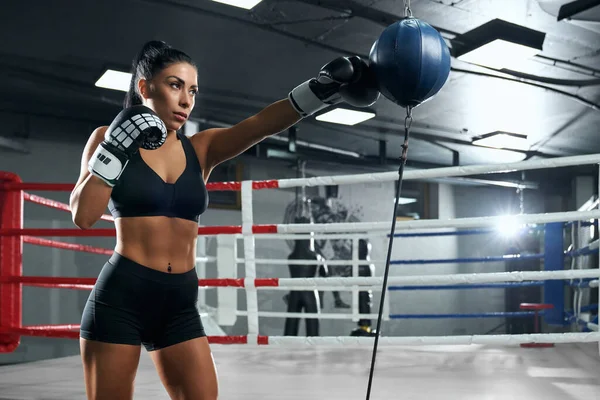 Sportnői edzés bokszkesztyűben. — Stock Fotó