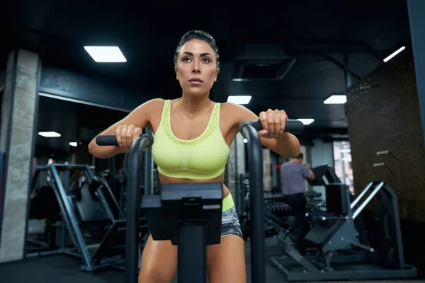 Fit mujer haciendo cardio en el gimnasio . — Foto de Stock