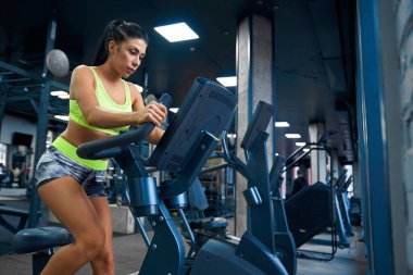 Spor bisikleti kullanan zinde bir kadın..