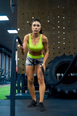 Sporcu kadın halat eğitimi yapıyor..