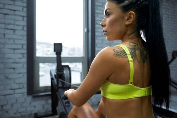Female bodybuilder training in gym. — Stock Photo, Image