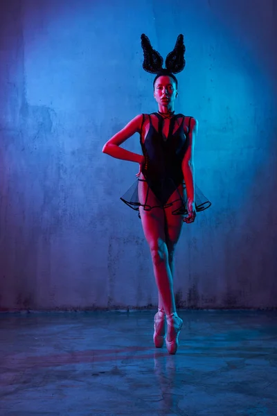 Seksikäs ballerina poseeraa parvi studio. — kuvapankkivalokuva