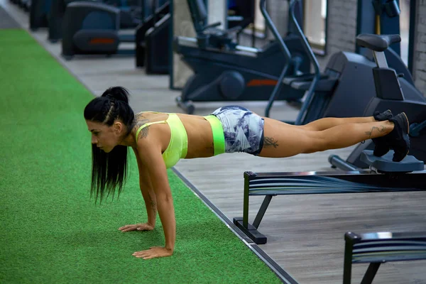 Entrenamiento de mujer fitness en gimnasio. —  Fotos de Stock