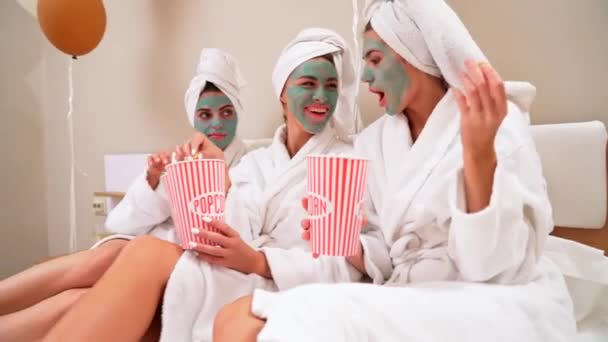 Girls eating popcorn in bed, having fun. — Stock Video