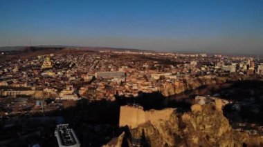 Şehrin yakınındaki kayalıklarda yıkılmış bir kale..