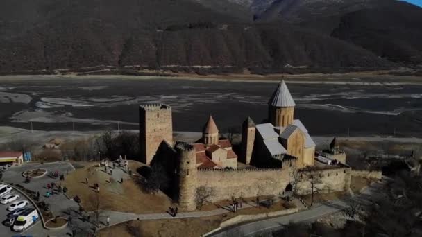 Tourists visiting castle near mountain village. — Stock Video