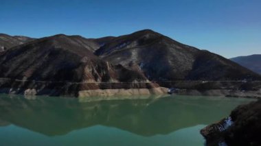 Dağ Gölü üzerinde hava mesafesi hareketi.