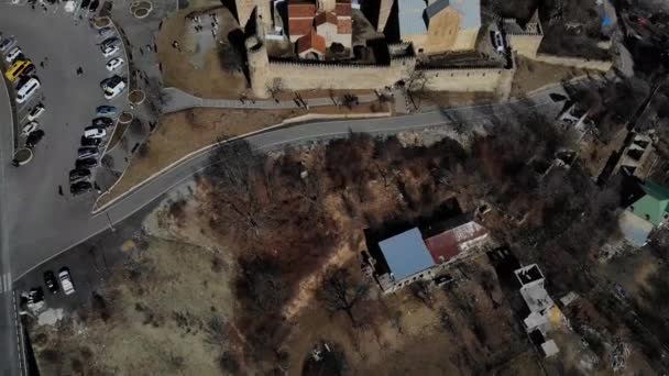 Haut mouvement de drone du château dans les montagnes.