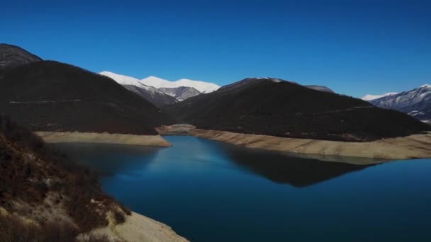 Drone uitzicht op het meer tussen de heuvels. — Stockvideo