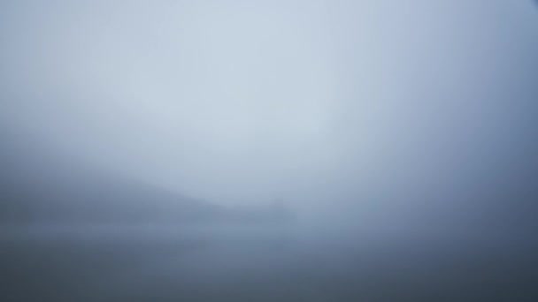 Nevoeiro acima do lago entre colinas verdes . — Vídeo de Stock