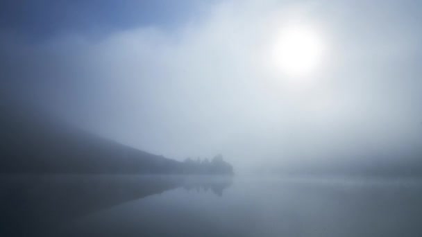 Sgombero nebbia sopra il lago tra le colline . — Video Stock