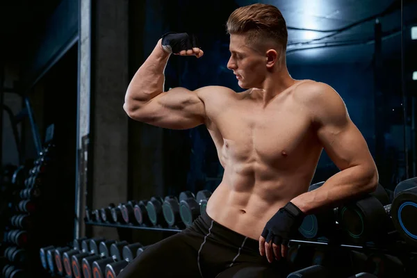 Hemdloser Bodybuilder posiert im Fitnessstudio. — Stockfoto