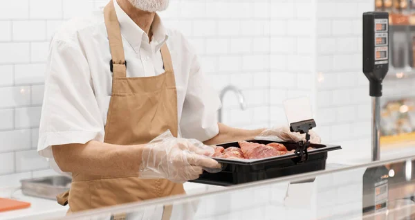 Carnicero masculino de incógnito demostrando carne . — Foto de Stock