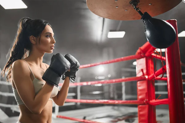 Mulher boxer batendo pequeno saco de perfuração . — Fotografia de Stock