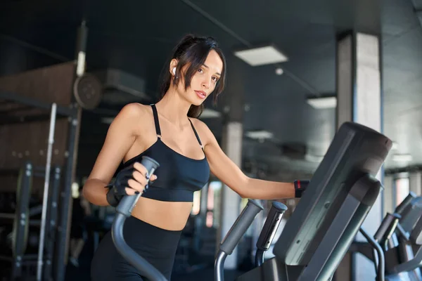 Mulher fitness fazendo cardio no ginásio. — Fotografia de Stock
