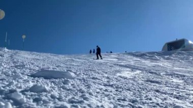 Karlı tepeden gelen erkek kayakçılar.