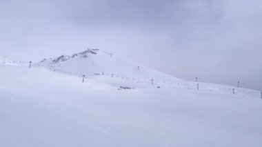 Kar tepelerinden gelen tanınmayan kayakçılar.