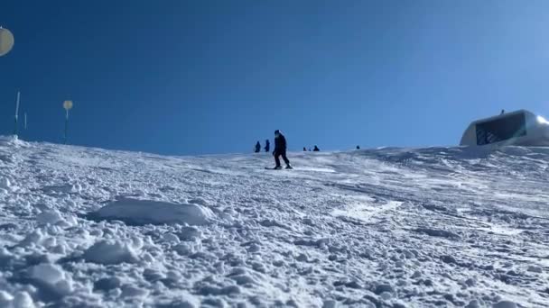 Mannelijke skiërs rijden van besneeuwde heuvel. — Stockvideo