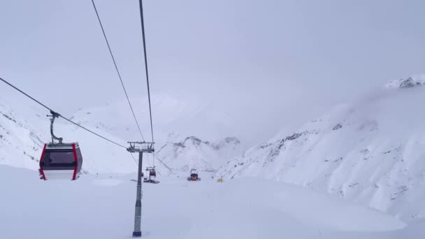 Kabelbaan liften in de winter bergen. — Stockvideo