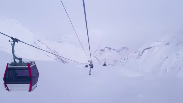 Téléphérique dans les montagnes d'hiver. — Video