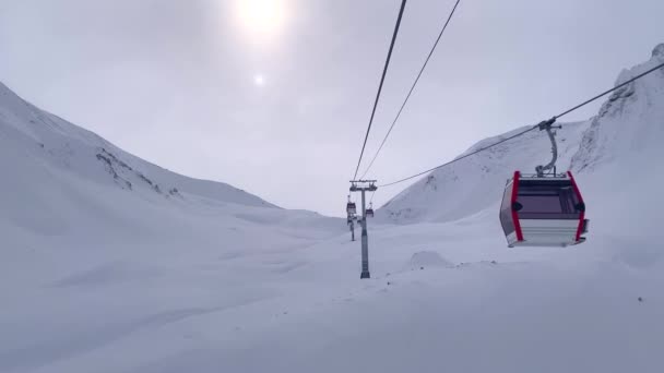 Wyciąg kolejki linowej w śnieżnych pustych górach. — Wideo stockowe