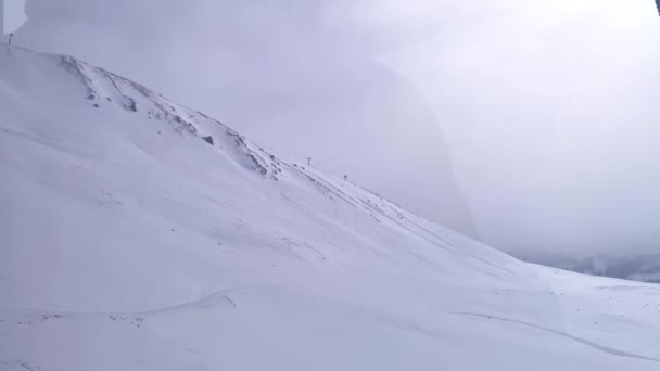 Paesaggio di montagne invernali dalla finestra cabina . — Video Stock