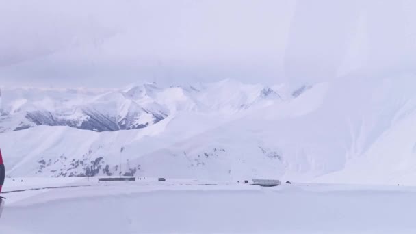Turister skidåkning i vinterbergen. — Stockvideo