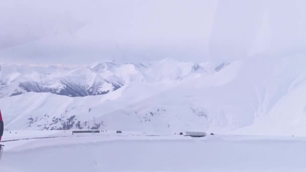 Touristen beim Skifahren in den Winterbergen. — Stockvideo