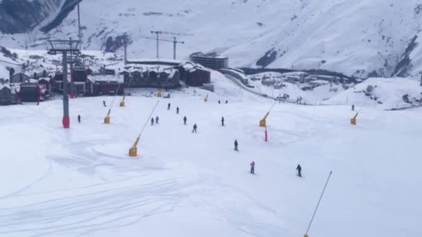 Teleférico en estación de esquí de invierno . — Vídeos de Stock